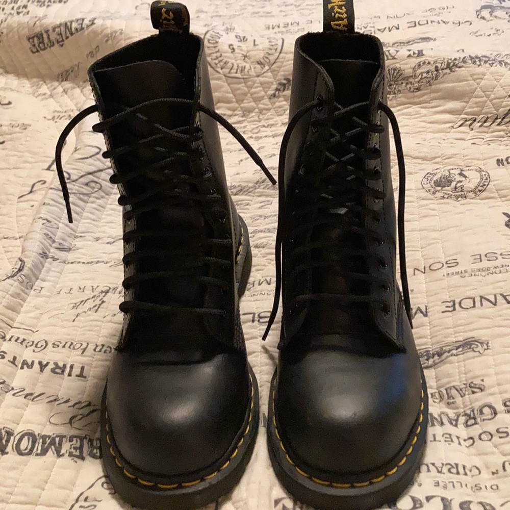 - Dr Martins men’s size 8 like new steal toe boots